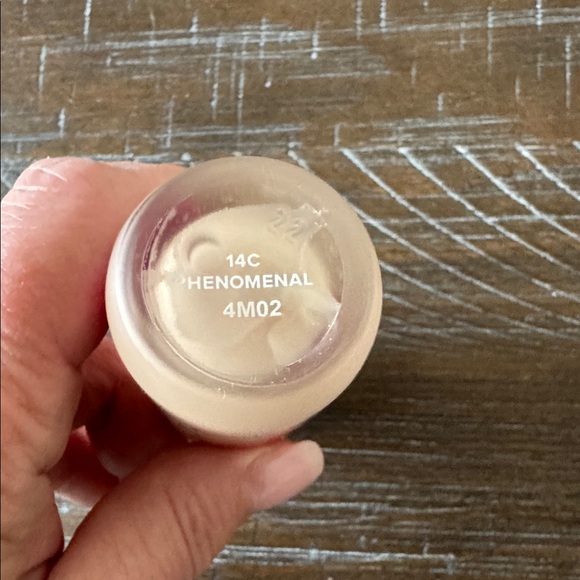 Benefit POREfessional Liquid Foundation in Nude Beige with Pink Accents - Picture 2 of 2